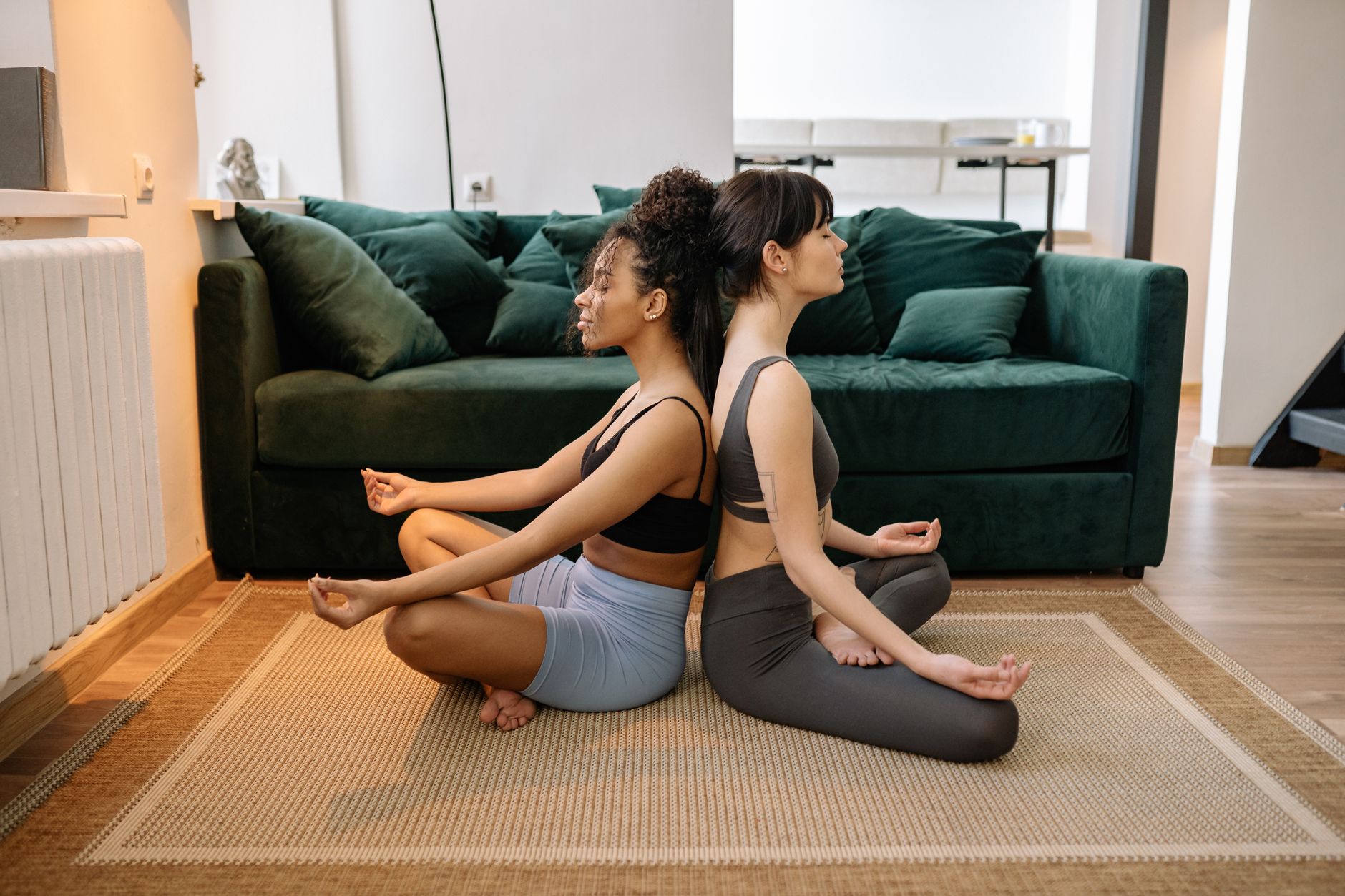 A 10 perces „hang-wellness”: így használd a frekvenciákat otthon, hogy stresszoldóként működjön a nappalid