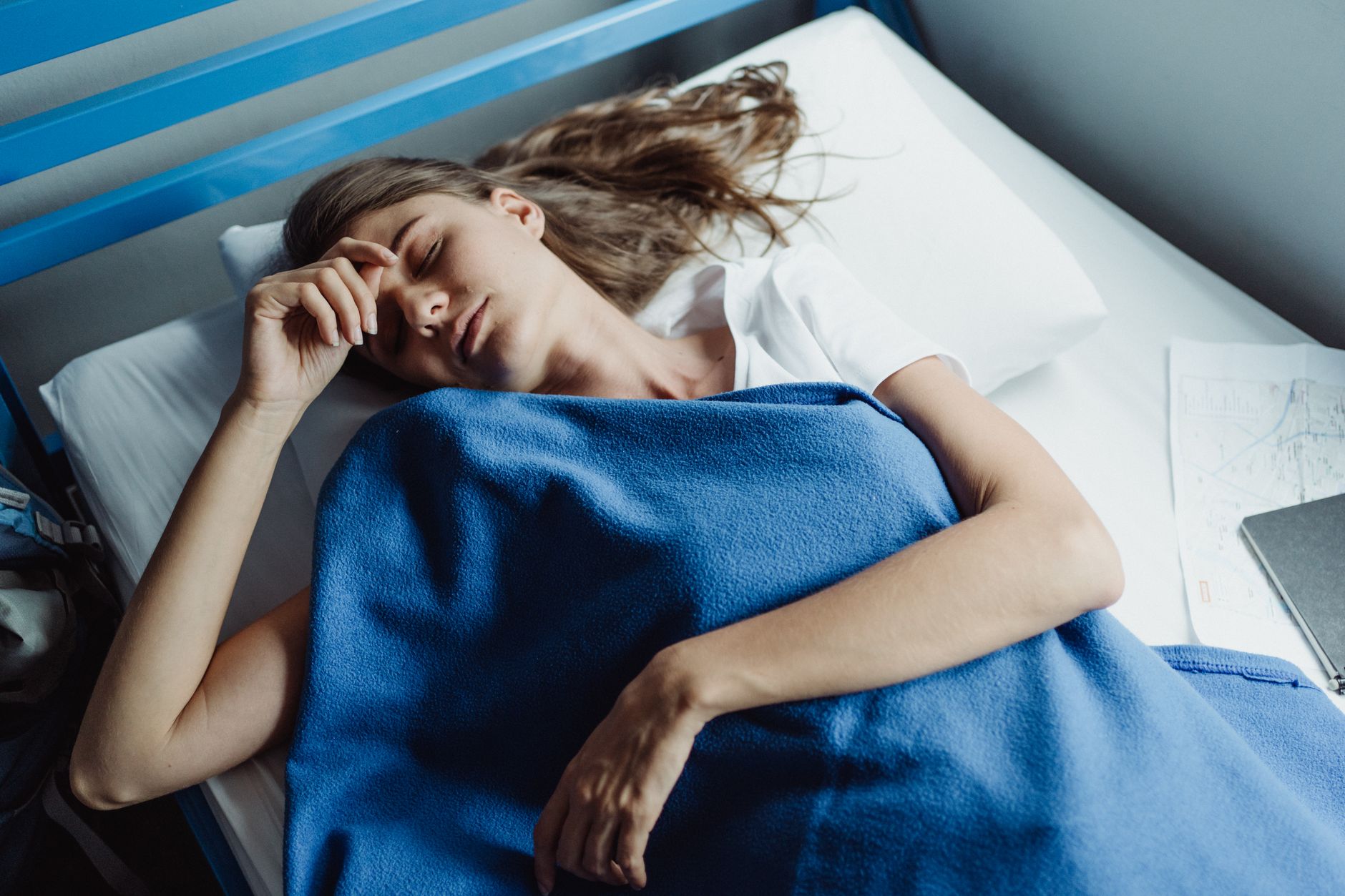 A „fényszennyezés” a lakásban: 5 éjszakai szokás, ami tönkreteszi a hormonháztartásodat, és hogyan fordítsd vissza a folyamatot 48 óra alatt